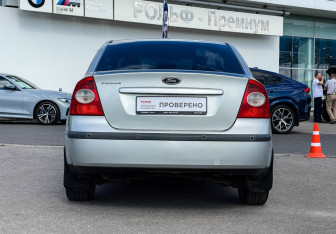 Подержанный автомобиль Ford Focus Sedan 2006 года (6 фото)