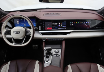 Подержанный автомобиль Geely Monjaro 2023 года (13 фото)