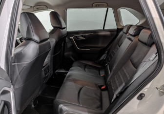Подержанный автомобиль Toyota RAV4 2021 года (18 фото)
