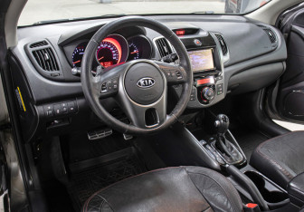 Подержанный автомобиль Kia Cerato Coupe 2012 года (15 фото)