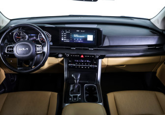 Подержанный автомобиль Kia Carnival 2021 года (13 фото)
