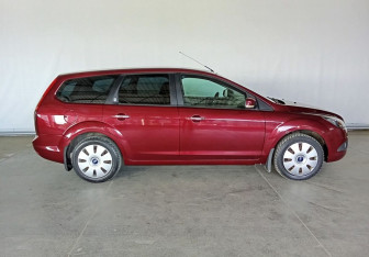Подержанный автомобиль Ford Focus Wagon 2008 года (8 фото)