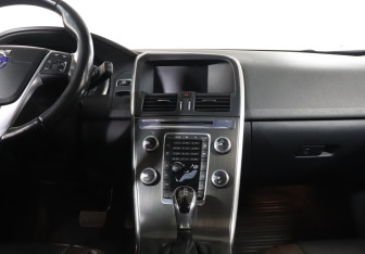 Подержанный автомобиль Volvo XC60 2015 года (14 фото)