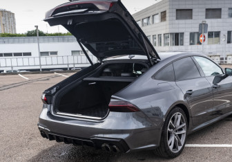 Подержанный автомобиль Audi A7 2021 года (18 фото)