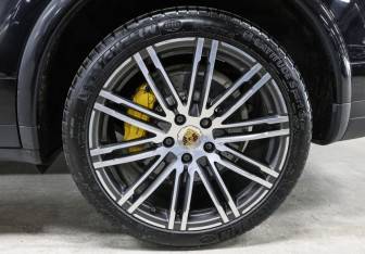Подержанный автомобиль Porsche Cayenne 2015 года (29 фото)