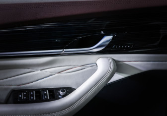 Подержанный автомобиль Geely Monjaro 2023 года (19 фото)