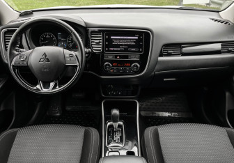 Подержанный автомобиль Mitsubishi Outlander 2019 года (12 фото)