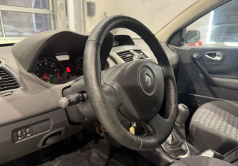 Подержанный автомобиль Renault Megane Sedan 2007 года (13 фото)