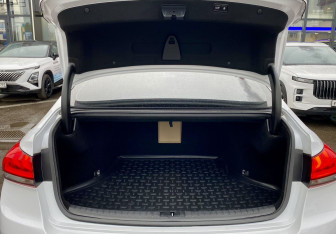 Подержанный автомобиль Genesis G80 2017 года (10 фото)