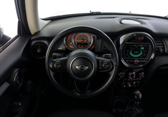 Подержанный автомобиль MINI Hatch 2017 года (27 фото)