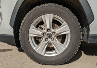 Подержанный автомобиль Toyota RAV4 2021 года (18 фото)