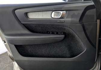 Подержанный автомобиль Volvo XC40 2021 года (19 фото)