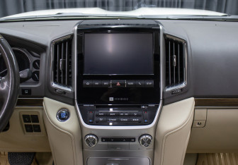 Подержанный автомобиль Toyota Land Cruiser Suv 2020 года (15 фото)