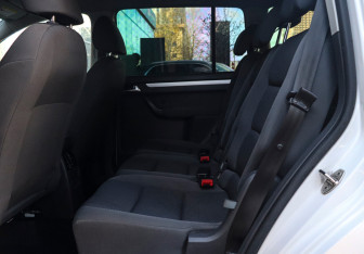 Подержанный автомобиль Volkswagen Touran 2011 года (10 фото)