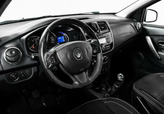 Подержанный автомобиль Renault Logan Sedan 2016 года (10 фото)