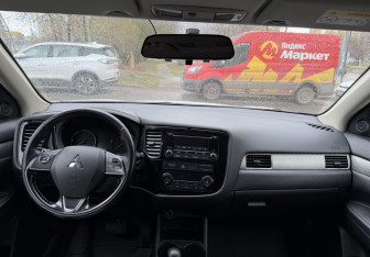 Подержанный автомобиль Mitsubishi Outlander 2015 года (9 фото)