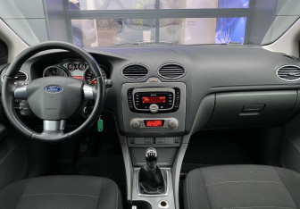 Подержанный автомобиль Ford Focus Hatchback 2010 года (10 фото)