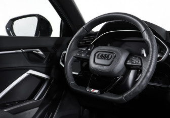 Подержанный автомобиль Audi Q3 2019 года (13 фото)