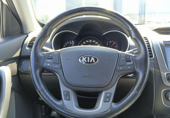 Подержанный автомобиль Kia Sorento 2016 года (12 фото)