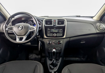 Подержанный автомобиль Renault Sandero 2018 года (14 фото)
