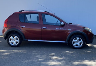 Подержанный автомобиль Renault Sandero 2014 года (4 фото)