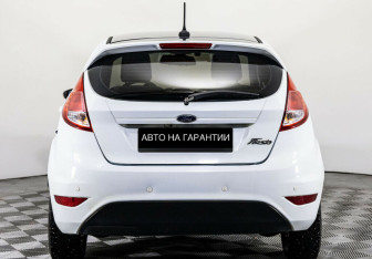Подержанный автомобиль Ford Fiesta Hatchback 2017 года (6 фото)
