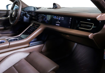 Подержанный автомобиль Porsche Taycan 2021 года (11 фото)