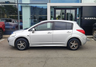 Подержанный автомобиль Nissan Tiida Hatchback 2011 года (8 фото)
