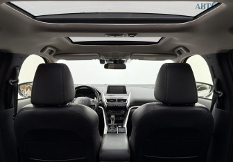 Подержанный автомобиль Mitsubishi Eclipse Cross 2018 года (13 фото)