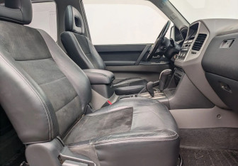 Подержанный автомобиль Mitsubishi Pajero 2006 года (10 фото)