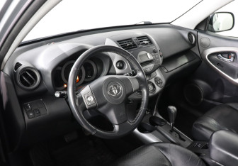 Подержанный автомобиль Toyota RAV4 2006 года (5 фото)