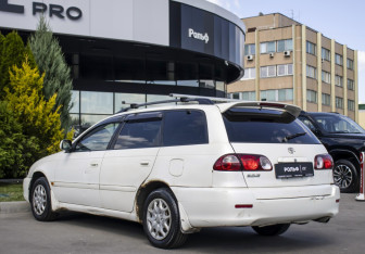 Подержанный автомобиль Toyota Caldina 2002 года (7 фото)