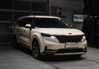 Подержанный автомобиль Kia Carnival 2020 года (3 фото)