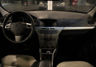 Подержанный автомобиль Opel Astra Sedan 2009 года (9 фото)