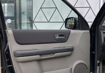 Подержанный автомобиль Nissan X-Trail 2005 года (16 фото)