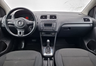 Подержанный автомобиль Volkswagen Polo Sedan 2013 года (12 фото)
