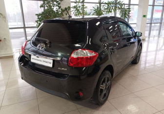 Подержанный автомобиль Toyota Auris Hatchback 2011 года (5 фото)