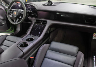 Подержанный автомобиль Porsche Taycan 2021 года (11 фото)