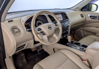 Подержанный автомобиль Nissan Pathfinder 2014 года (16 фото)