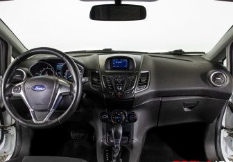 Подержанный автомобиль Ford Fiesta Sedan 2015 года (12 фото)