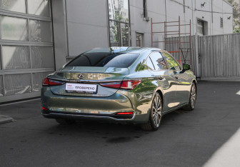 Подержанный автомобиль Lexus ES 2019 года (4 фото)