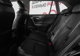 Подержанный автомобиль Toyota RAV4 2019 года (10 фото)