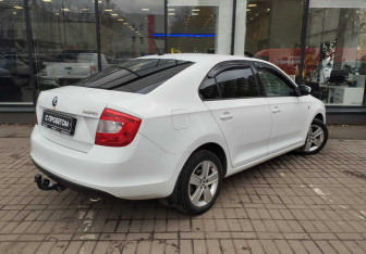 Подержанный автомобиль Skoda Rapid Liftback 2015 года (8 фото)