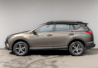 Подержанный автомобиль Toyota RAV4 2016 года (8 фото)