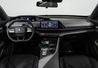 Подержанный автомобиль Changan UNI-V 2023 года (13 фото)