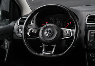 Подержанный автомобиль Volkswagen Polo Sedan 2016 года (11 фото)