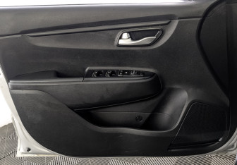 Подержанный автомобиль Kia Rio Hatchback 2021 года (18 фото)