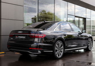 Подержанный автомобиль Audi A8 2023 года (5 фото)