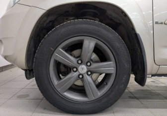 Подержанный автомобиль Toyota RAV4 2007 года (12 фото)