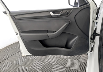 Подержанный автомобиль Skoda Rapid Liftback 2021 года (19 фото)